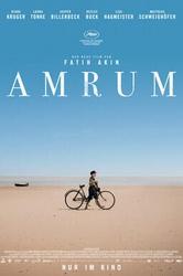 Das Bild zeigt das Filmplakat zu "Amrum". Im Vordergrund steht ein Kind auf einem Fahrrad auf einem weiten, sandigen Strand. Der Himmel ist blau und klar. Der Titel des Films ist prominent in großen Buchstaben oben platziert.